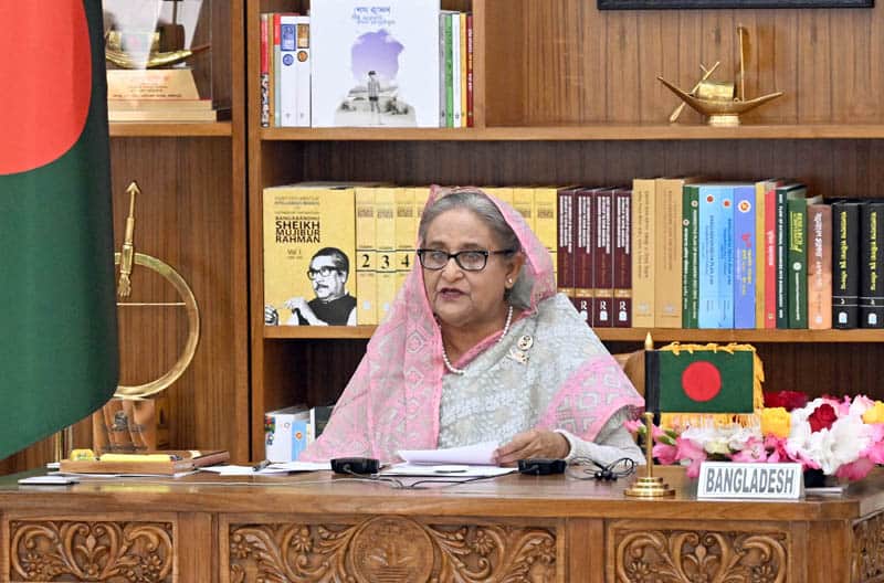 প্রধানমন্ত্রী শেখ হাসিনা বৈঠককক্ষে বসে আলোচনা করছেন।. Channel i News - চ্যানেল আই নিউজ