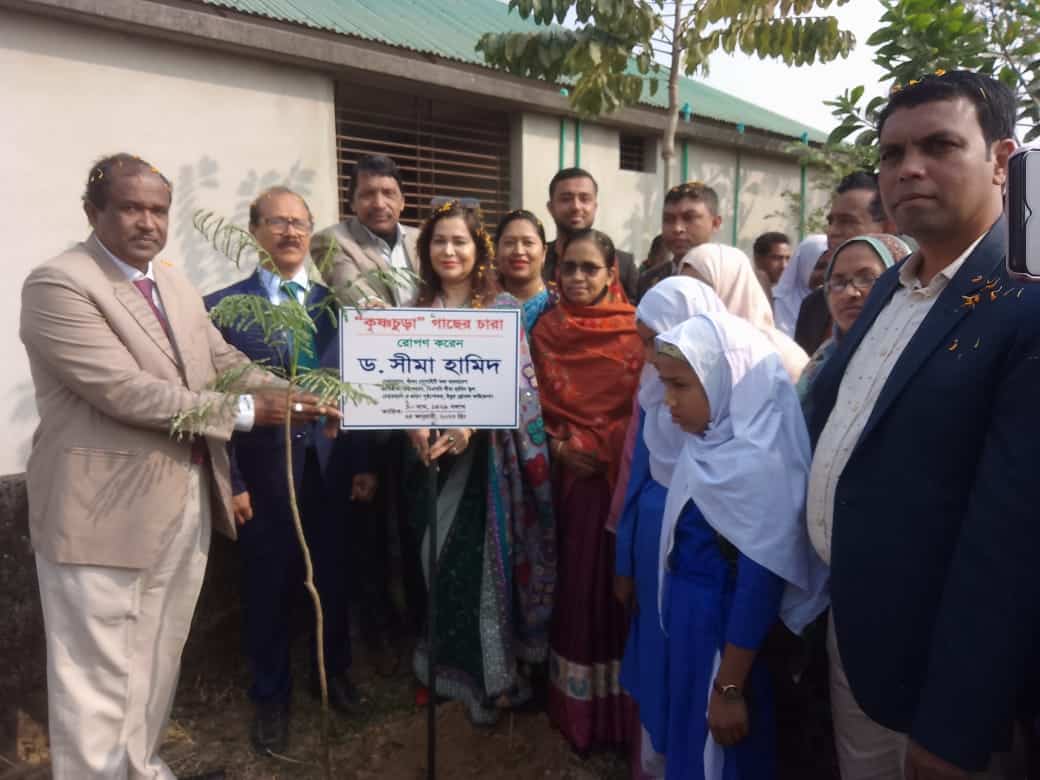 ড. সীমা হামিদসহ অতিথিরা বৃক্ষরোপণ কর্মসূচিতে অংশগ্রহণ. Channel i News - চ্যানেল আই নিউজ