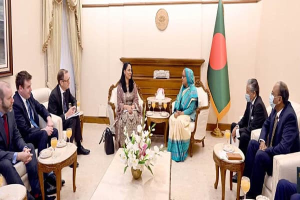 প্রধানমন্ত্রী ও রাষ্ট্রীয় নেতাদের সাথে বৈঠক, বাংলাদেশ জাতীয় পতাকা পাশে. Channel i News - চ্যানেল আই নিউজ