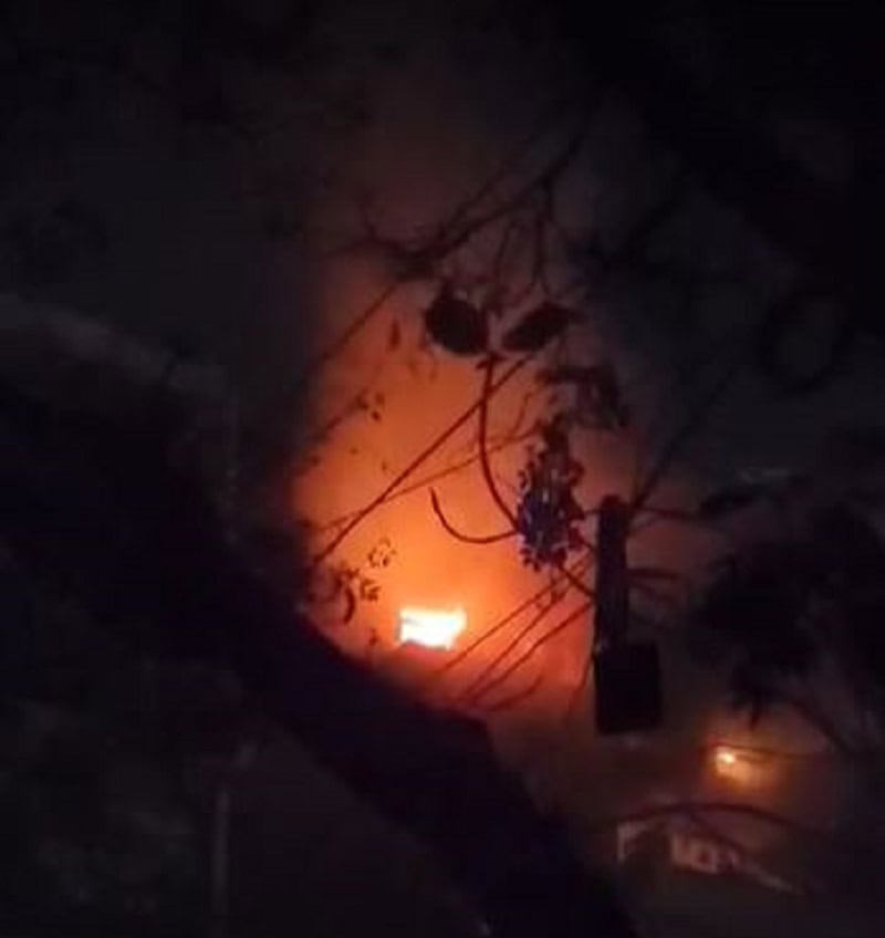 গুলশানে বহুতল ভবনের আগুনের দৃশ্য, ধোঁয়া ও লাল আভা দেখা যাচ্ছে. Channel i News - চ্যানেল আই নিউজ