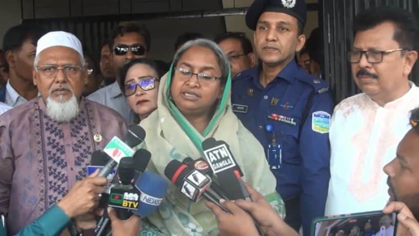 শিক্ষামন্ত্রী বিএনপি সম্পর্কে বক্তব্য দিচ্ছেন, সাংবাদিকরা শুনছেন. Channel i News - চ্যানেল আই নিউজ