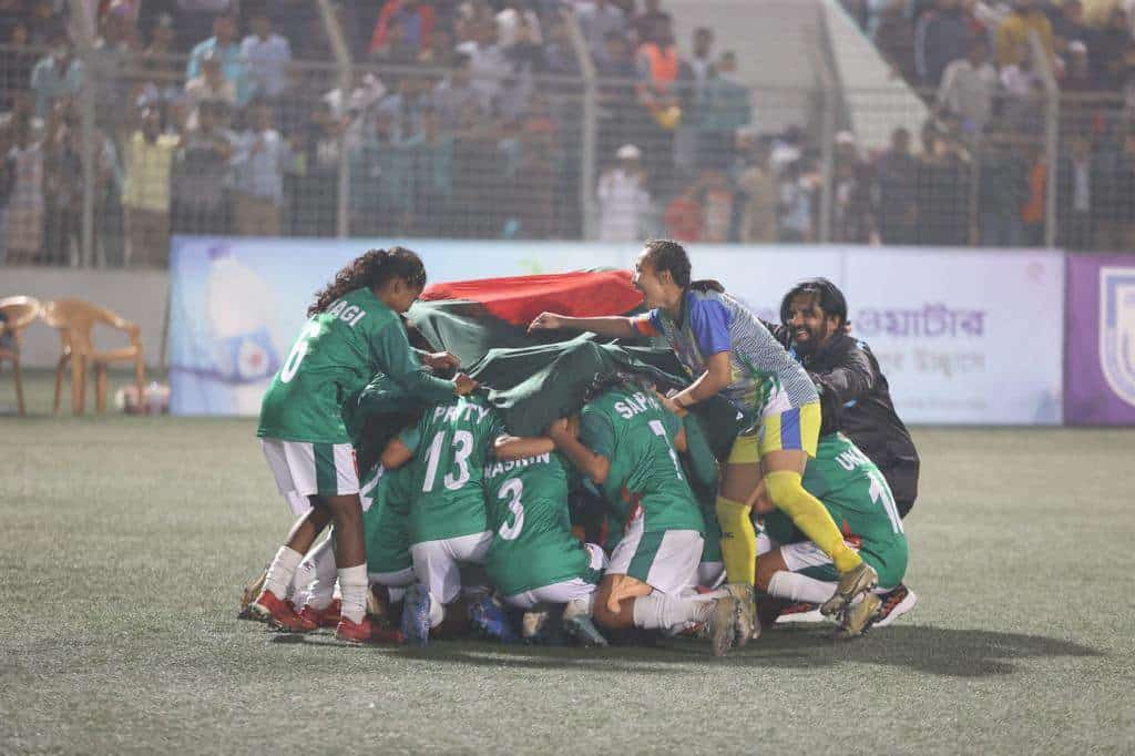 বাংলাদেশ অনূর্ধ্ব-১৭ ফুটবল দল ভুটানের বিপক্ষে ম্যাচের পর উল্লাস করছে. Channel i News - চ্যানেল আই নিউজ