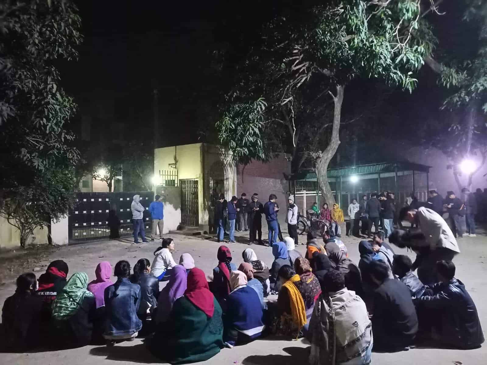 জাবি উপাচার্যের বাসভবনের সামনে ছাত্রদের প্রতিবাদ ও বিক্ষোভ. Channel i News - চ্যানেল আই নিউজ