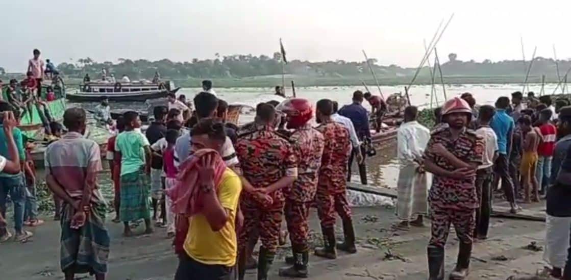 তিতাস নদীতে নৌকাডুবির দৃশ্য, অনেক মানুষ ও উদ্ধারকর্মী উপস্থিত. Channel i News - চ্যানেল আই নিউজ
