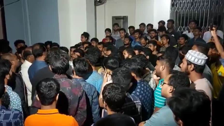 জনসমাগমের মধ্যে আহত শিক্ষার্থীর জন্য চিকিৎসার দাবি. Channel i News - চ্যানেল আই নিউজ