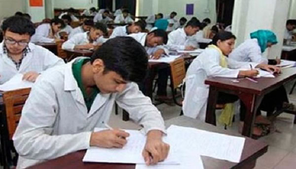 মেডিকেলে ভর্তি পরীক্ষার জন্য ছাত্রছাত্রীরা পরীক্ষা দিচ্ছে. Channel i News - চ্যানেল আই নিউজ