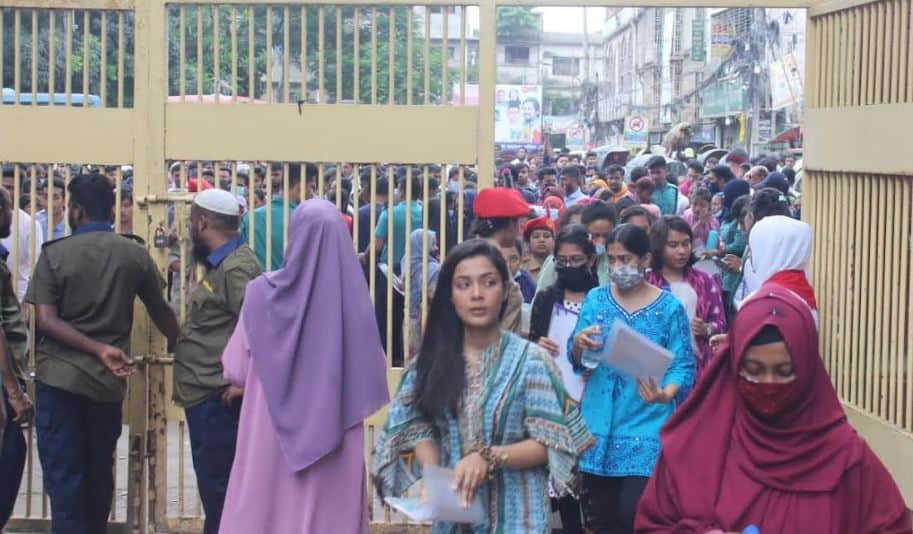 বিশ্ববিদ্যালয় ভর্তি জন্য ছাত্রছাত্রীদের দীর্ঘ লাইন. Channel i News - চ্যানেল আই নিউজ