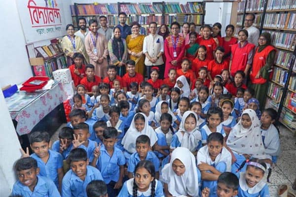 শিক্ষার্থীদের সাথে শিক্ষক ও অতিথিরা, বইয়ের দোকানে একত্রিত. Channel i News - চ্যানেল আই নিউজ