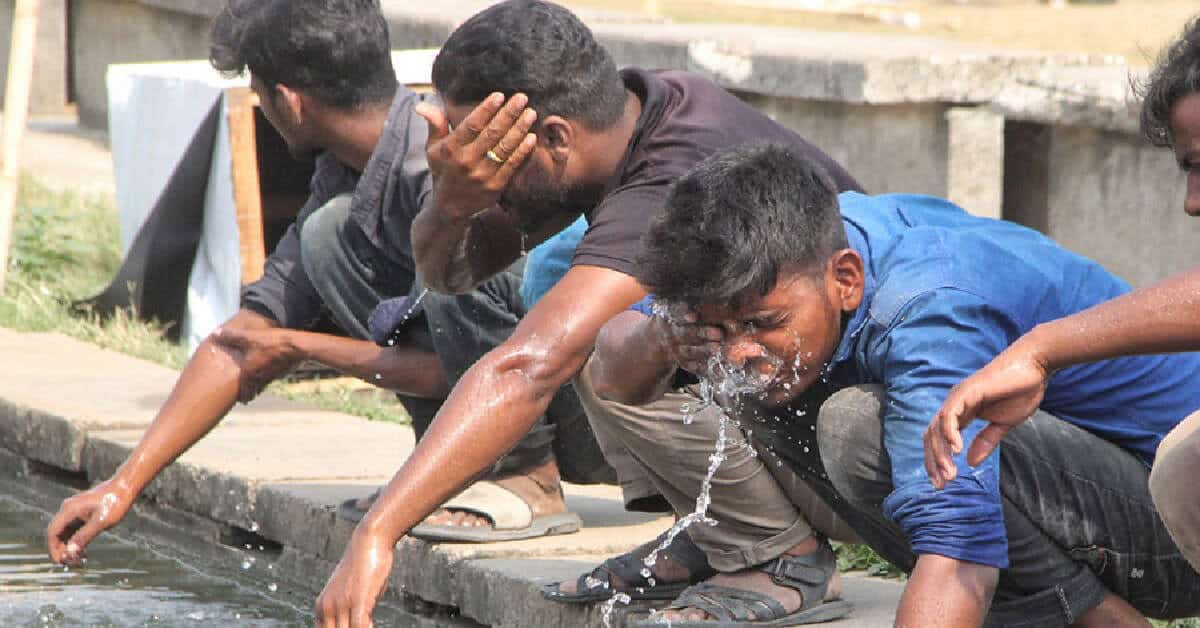 বাংলাদেশে শিশু ও যুবকদের পানিতে হাত ধুচ্ছে, গরমের মধ্যে. Channel i News - চ্যানেল আই নিউজ