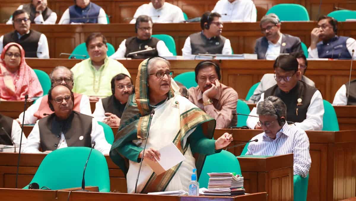বাংলাদেশ সংসদে একজন নারী সদস্য বক্তৃতা দিচ্ছেন. Channel i News - চ্যানেল আই নিউজ