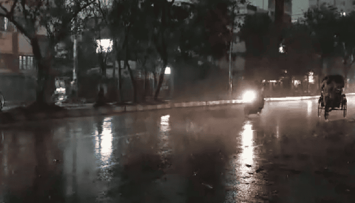 রাজধানীতে ভারী বর্ষণে রাস্তাঘাট পানিতে ভরে গেছে. Channel i News - চ্যানেল আই নিউজ