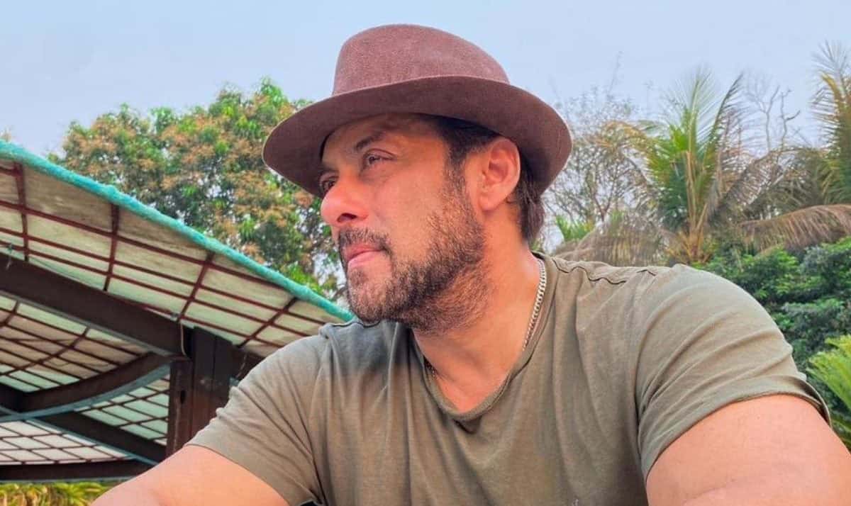 আদর্শ ব্যক্তিত্বের ছবি, প্রকৃতি ও শান্তির পরিবেশে বসে আছেন।. Channel i News - চ্যানেল আই নিউজ