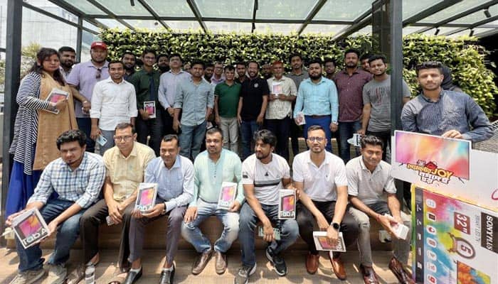 পুরস্কার বিতরণ অনুষ্ঠানে অংশগ্রহণকারী ব্যক্তিরা. Channel i News - চ্যানেল আই নিউজ
