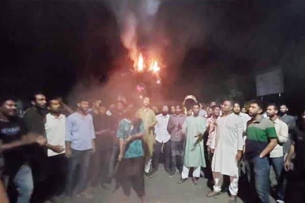 প্রদর্শনীতে দাহ করা হচ্ছে কুশপুত্তলিকা, অনেক মানুষ উপস্থিত. Channel i News - চ্যানেল আই নিউজ