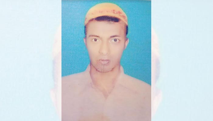 একজন যুবকের ছবি, মাথায় পাগড়ি পরা, মুখের দিকে তাকিয়ে।. Channel i News - চ্যানেল আই নিউজ