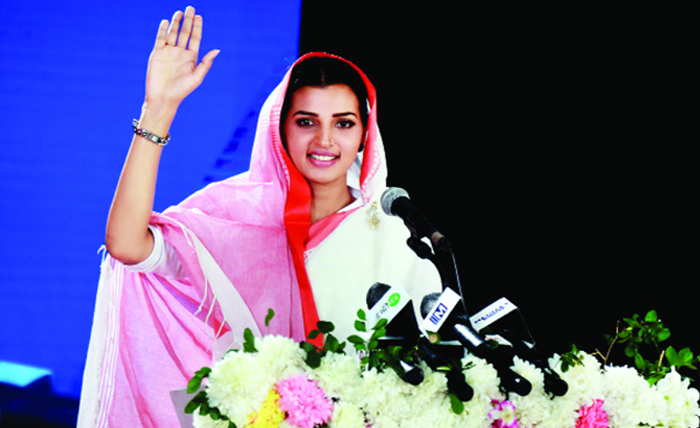 ‘নেত্রী দ্য লিডার’ ছবির একটি দৃশ্যে নায়িকা বর্ষা