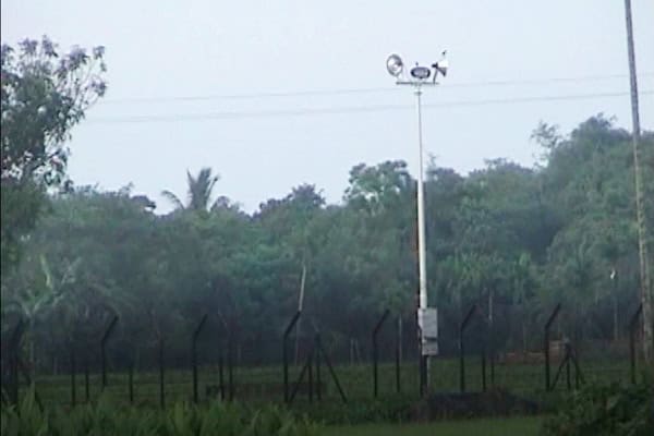 বর্ডার গার্ডের নজরদারি ক্যামেরা ও বাতি সহ লালমনিরহাট সীমান্তের দৃশ্য. Channel i News - চ্যানেল আই নিউজ