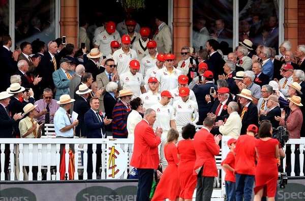 ব্যাগি রেডে অস্ট্রেলিয়া-ইংল্যান্ড