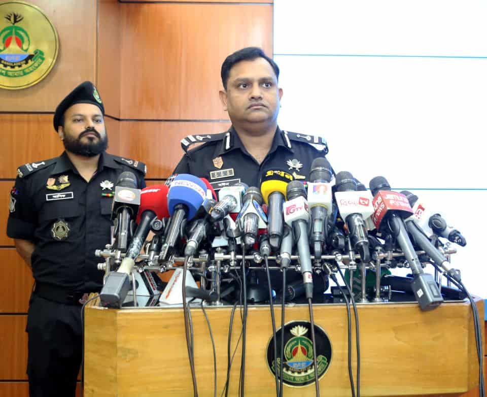 বাংলাদেশ পুলিশ কর্মকর্তারা সংবাদ সম্মেলনে বক্তব্য দিচ্ছেন. Channel i News - চ্যানেল আই নিউজ
