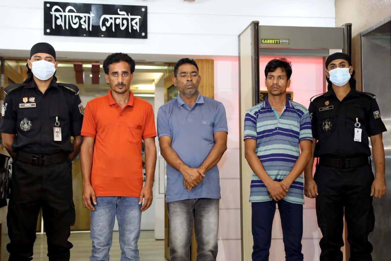 আটক ব্যক্তিরা পুলিশের হেফাজতে, নিরাপত্তা বাহিনী উপস্থিত. Channel i News - চ্যানেল আই নিউজ