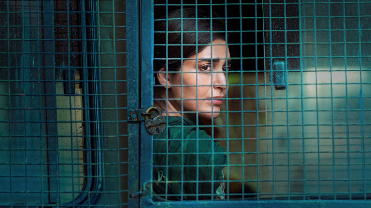 অভিনেত্রী একটি জাল দিয়ে তৈরি কাচের দরজার পাশে দাঁড়িয়ে আছেন।. Channel i News - চ্যানেল আই নিউজ