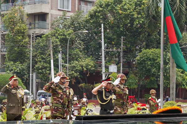 জেনারেল মনোজ পাণ্ডে শিখা অনির্বাণে পুষ্পস্তবক অর্পনের মাধ্যমে বাংলাদেশের মুক্তিযুদ্ধে জীবন উৎসর্গকারী বীর শহিদদের প্রতি শ্রদ্ধা নিবেদন করেন।