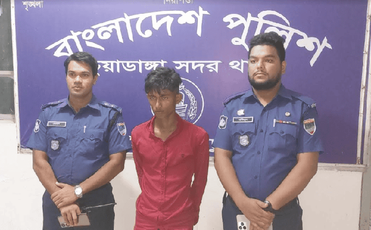 নিরাপত্তা বাহিনীর সঙ্গে যুবকের আটক ছবি. Channel i News - চ্যানেল আই নিউজ
