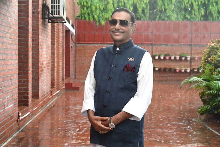 ওবায়দুল কাদের বৃষ্টির মধ্যে হাসিমুখে দাঁড়িয়ে আছেন. Channel i News - চ্যানেল আই নিউজ