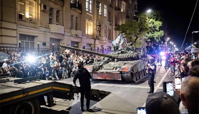 ওয়াগনার যোদ্ধারা রোস্তভ-অন-ডনের দক্ষিণ সামরিক জেলার সদর দফতর থেকে শনিবার তাদের ঘাঁটিতে ফিরে যাওয়ার জন্য প্রস্তুত হচ্ছে।