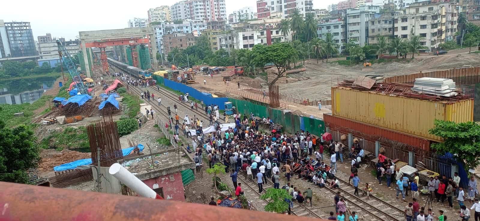 শ্রমিকরা রেললাইন অবরোধ করে রেল চলাচল বন্ধ করে দিয়েছেন. Channel i News - চ্যানেল আই নিউজ