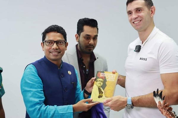 মার্টিনেজকে বঙ্গবন্ধুর ৭ মার্চের ভাষণের উপর একটি বই উপহার দেন আইসিটি প্রতিমন্ত্রী
