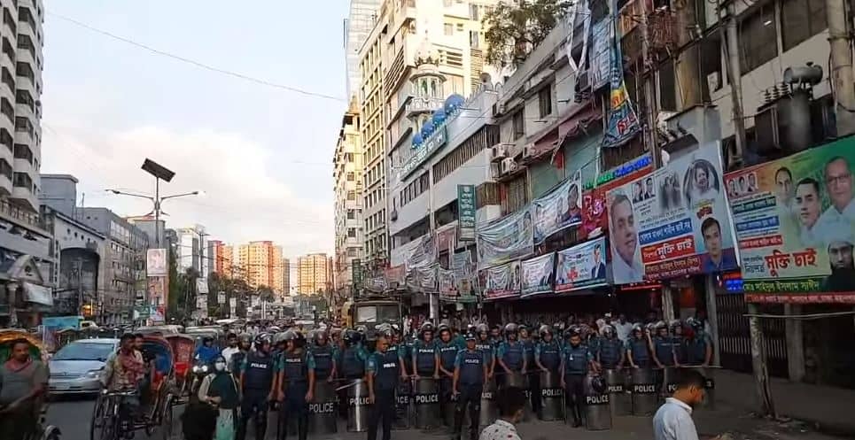 ঢাকা শহরে পুলিশ ও সাধারণ জনগণের উপস্থিতি, নিরাপত্তা ব্যবস্থা দৃশ্যমান. Channel i News - চ্যানেল আই নিউজ