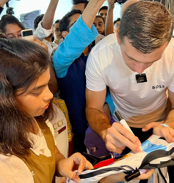 মার্টিনেজের অটোগ্রাফ নিচ্ছেন মাশরাফীর মেয়ে