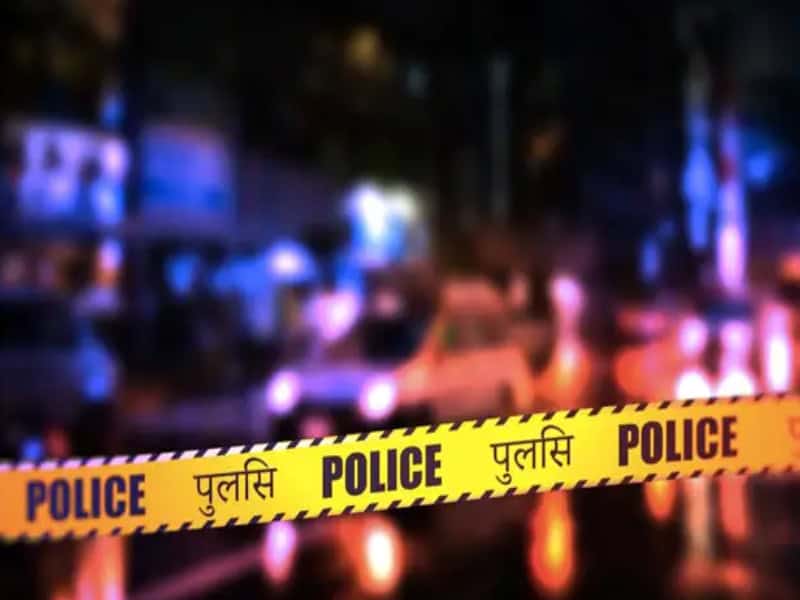 পুলিশ ব্যারিকেডের সামনে অন্ধকারে চলমান যানবাহন ও পুলিশ সদস্যরা. Channel i News - চ্যানেল আই নিউজ