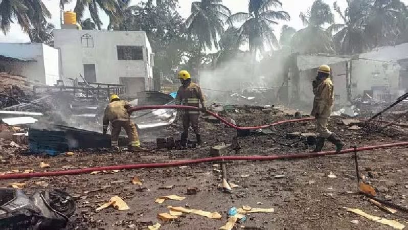 বিস্ফোরণে ধ্বংসস্তূপে উদ্ধারকর্মীরা কাজ করছে. Channel i News - চ্যানেল আই নিউজ