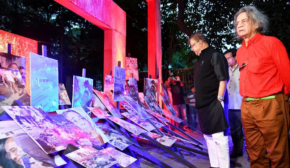 প্রদর্শনীতে বিভিন্ন ছবি দেখছেন দর্শক ও শিল্পীরা. Channel i News - চ্যানেল আই নিউজ