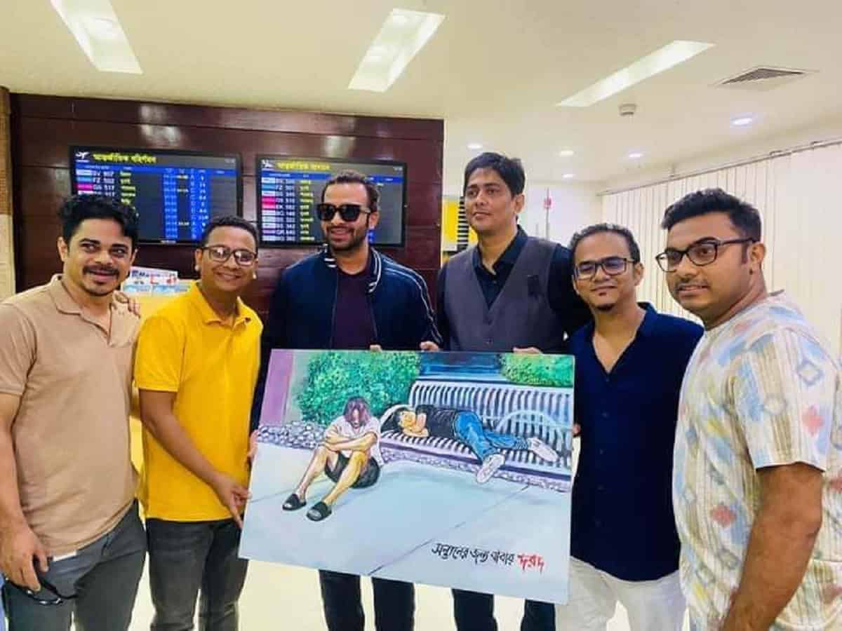 শাকিবের সঙ্গে বন্ধুরা ছবি, সবাই হাসিমুখে দাঁড়িয়ে. Channel i News - চ্যানেল আই নিউজ
