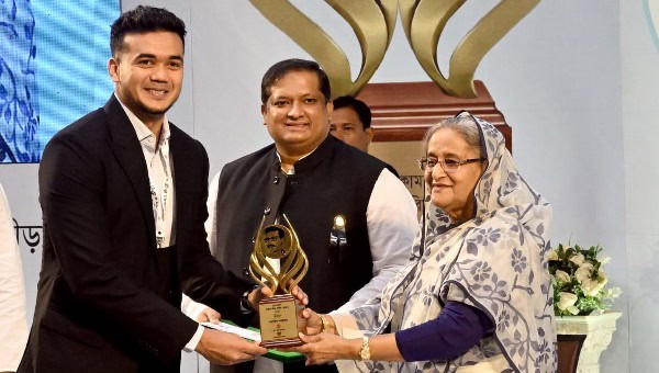প্রধানমন্ত্রীর সঙ্গে তাসকিনের সাক্ষাৎ, পুরস্কার গ্রহণ. Channel i News - চ্যানেল আই নিউজ