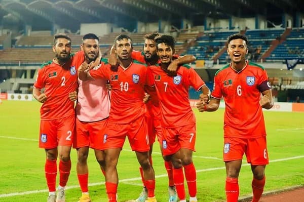 বাংলাদেশ ফুটবল দল মাঠে খেলছে, খেলোয়াড়রা উল্লাসে ভরা. Channel i News - চ্যানেল আই নিউজ