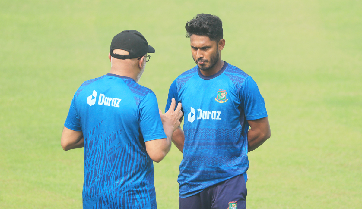 প্রথমবার জাতীয় দলে ডাক পাওয়া বাঁহাতি ওপেনার তানজিদ হাসান তামিমকে কিছু একটা বুঝিয়ে চন্ডিকা হাথরুসিংহে। কোচের কথায় বেশ মনোযোগী এ তরুণ