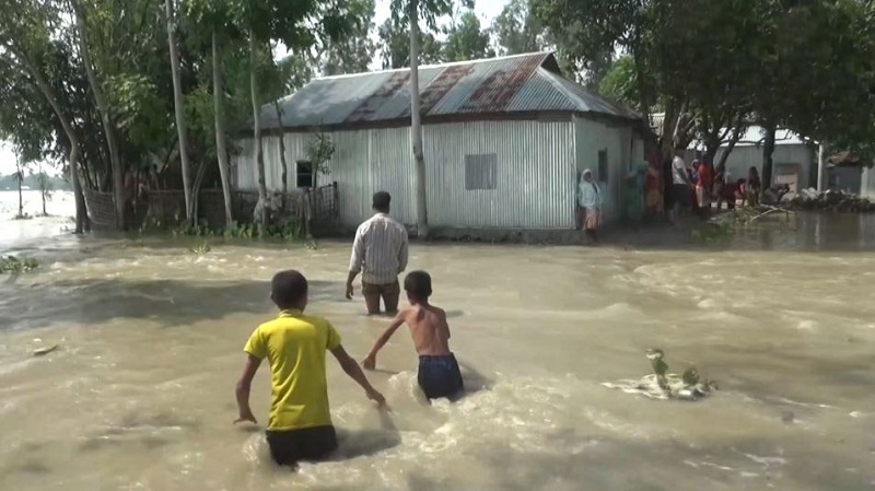 লোকালয়ে উঠে পড়েছে পানি