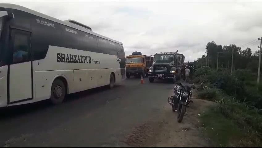 বিপরীত দিক থেকে আসা বাস ও ট্রাকের মাঝে দুর্ঘটনা স্থান. Channel i News - চ্যানেল আই নিউজ