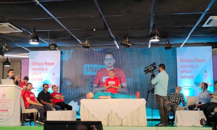 প্রশিক্ষণ সেশনে অংশগ্রহণকারীরা CPR শেখার জন্য প্রস্তুত।. Channel i News - চ্যানেল আই নিউজ