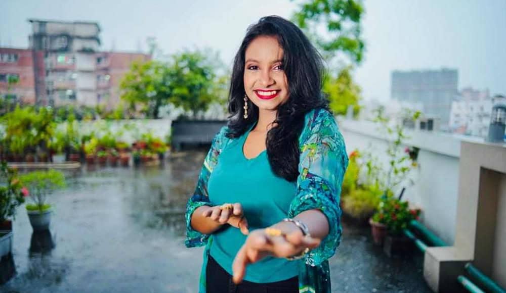 নুশিন আদিবা নতুন গানে পারফর্ম করছেন, রঙিন পোশাক পরা. Channel i News - চ্যানেল আই নিউজ