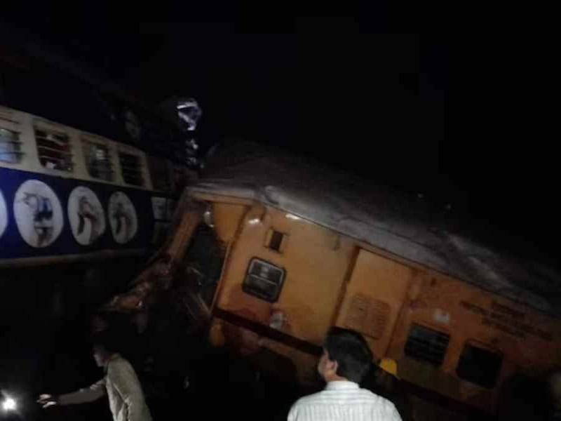 ভারতের ট্রেনের সংঘর্ষের ফলে ক্ষতিগ্রস্ত ট্রেনের ছবি. Channel i News - চ্যানেল আই নিউজ