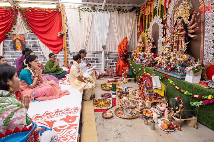 বাঙালি পরিবার দুর্গোৎসবের পুজোতে প্রার্থনা করছে. Channel i News - চ্যানেল আই নিউজ