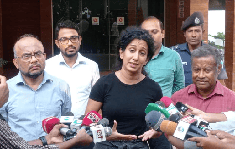 বাংলাদেশের একজন নারী নেতা সাংবাদিকদের প্রশ্নের উত্তর দিচ্ছেন. Channel i News - চ্যানেল আই নিউজ