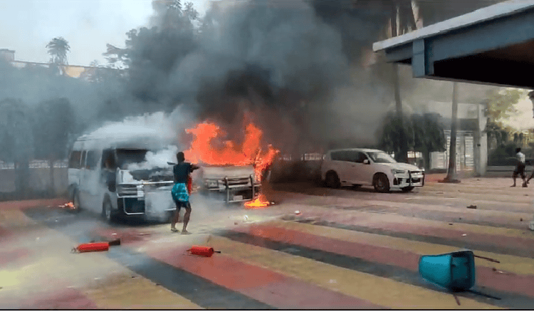 পুলিশ হাসপাতাল ও অ্যাম্বুলেন্সসহ গাড়িতে অগ্নিসংযোগের দৃশ্য. Channel i News - চ্যানেল আই নিউজ