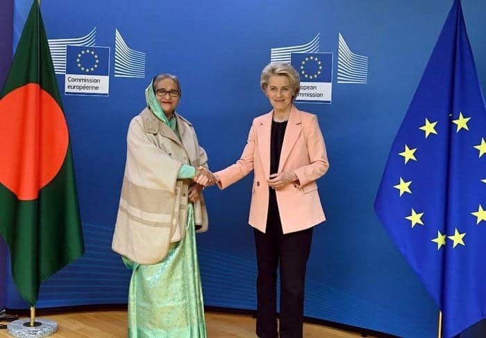 বাংলাদেশ ও ইউরোপীয় ইউনিয়নের প্রতিনিধিরা চুক্তি স্বাক্ষর করছেন. Channel i News - চ্যানেল আই নিউজ