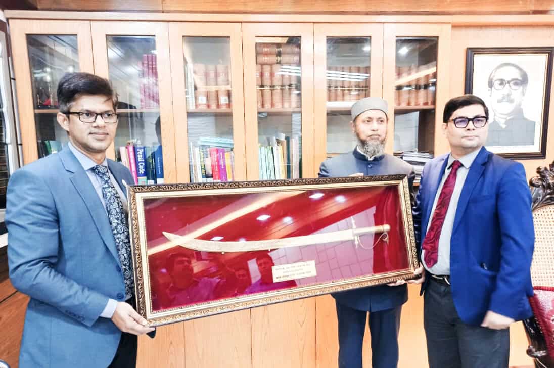 তরবারি উপহার দেওয়া হচ্ছে, তিন ব্যক্তি উপস্থিত. Channel i News - চ্যানেল আই নিউজ